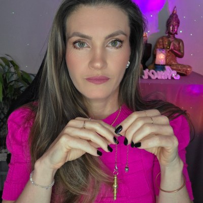 Deisy Gerlach durante uma prática de calibração vibracional